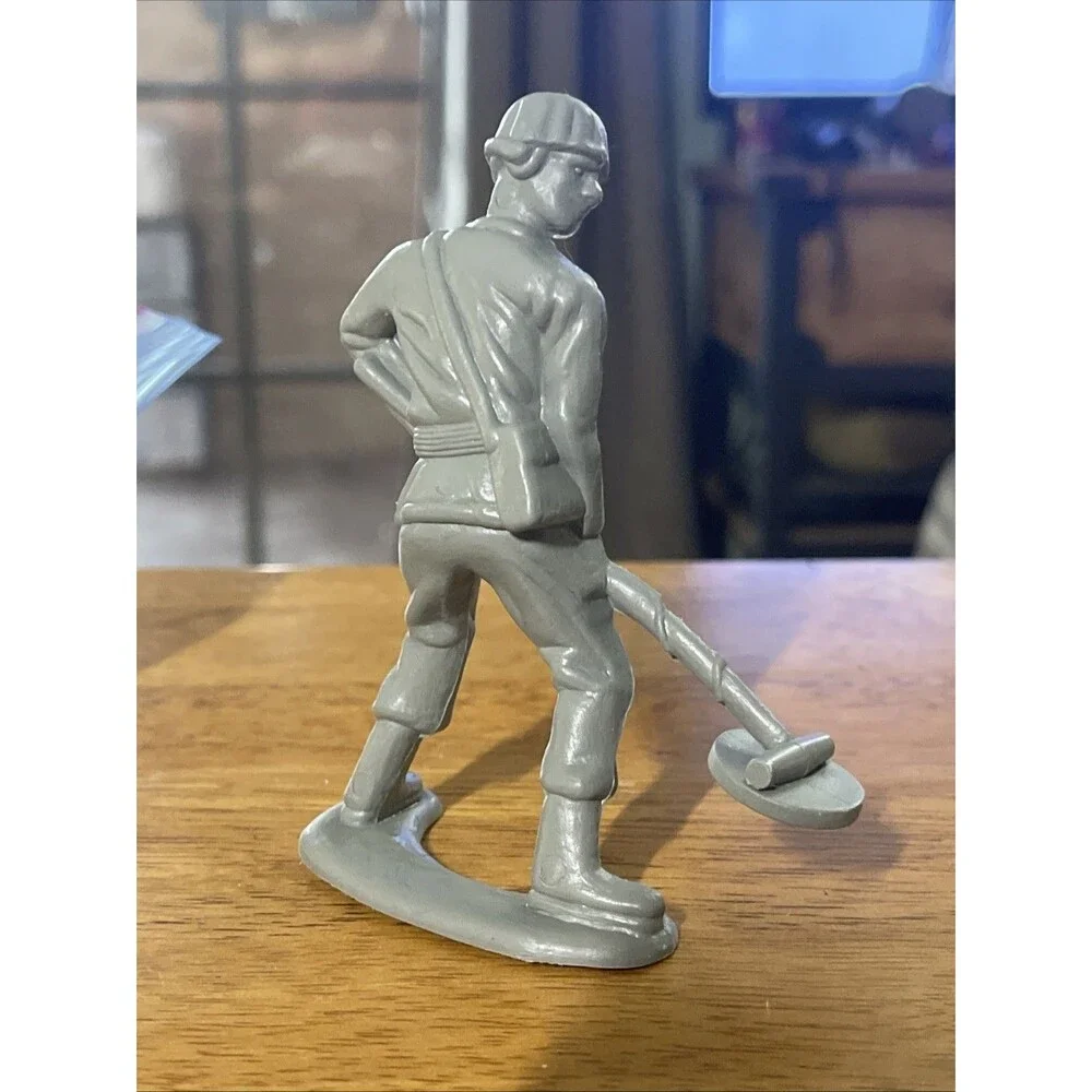 Army Soldier Mine Sweep Freestanding Approx 4 Inch Green Plastic Military Army
